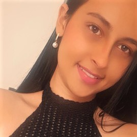 la imagen puede contener a una mujer,de ojos cafes claros posando ligeramente sonriendo
